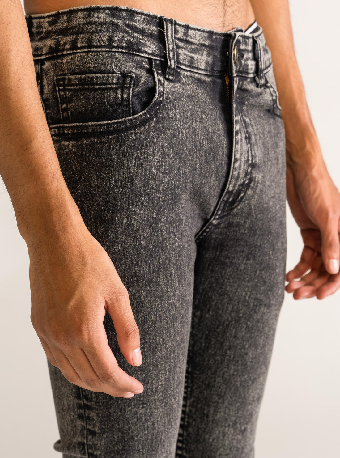Roads Untraveled Skinny Jeans. Gris Obscuro
