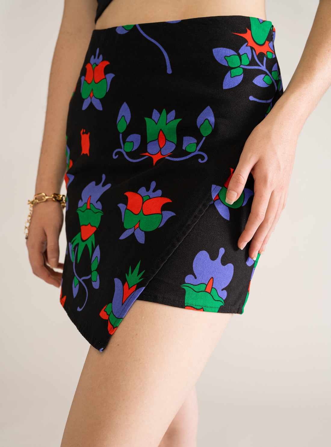 Dark Flower Crossed Skirt, Negro