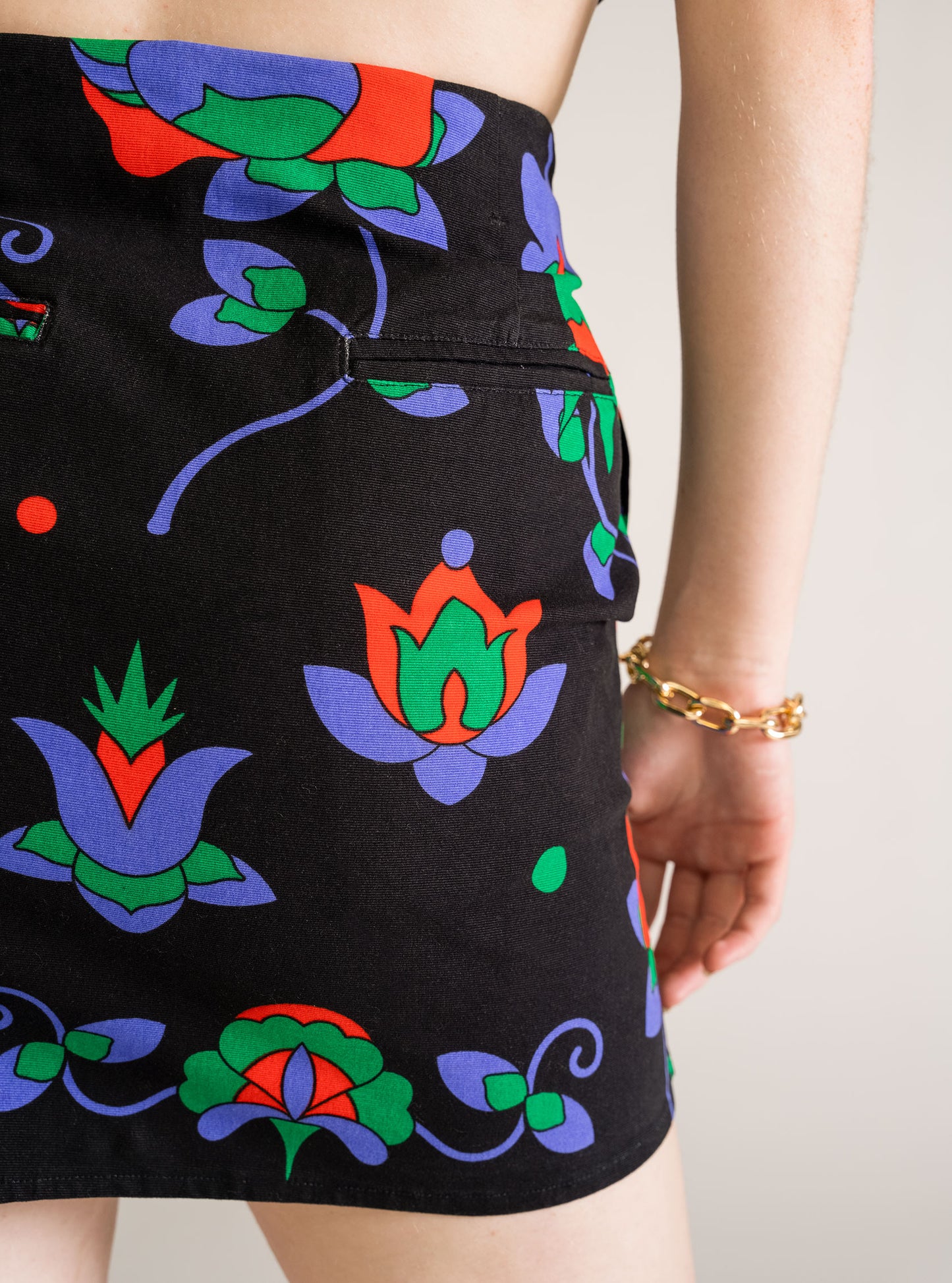 Dark Flower Crossed Skirt, Negro