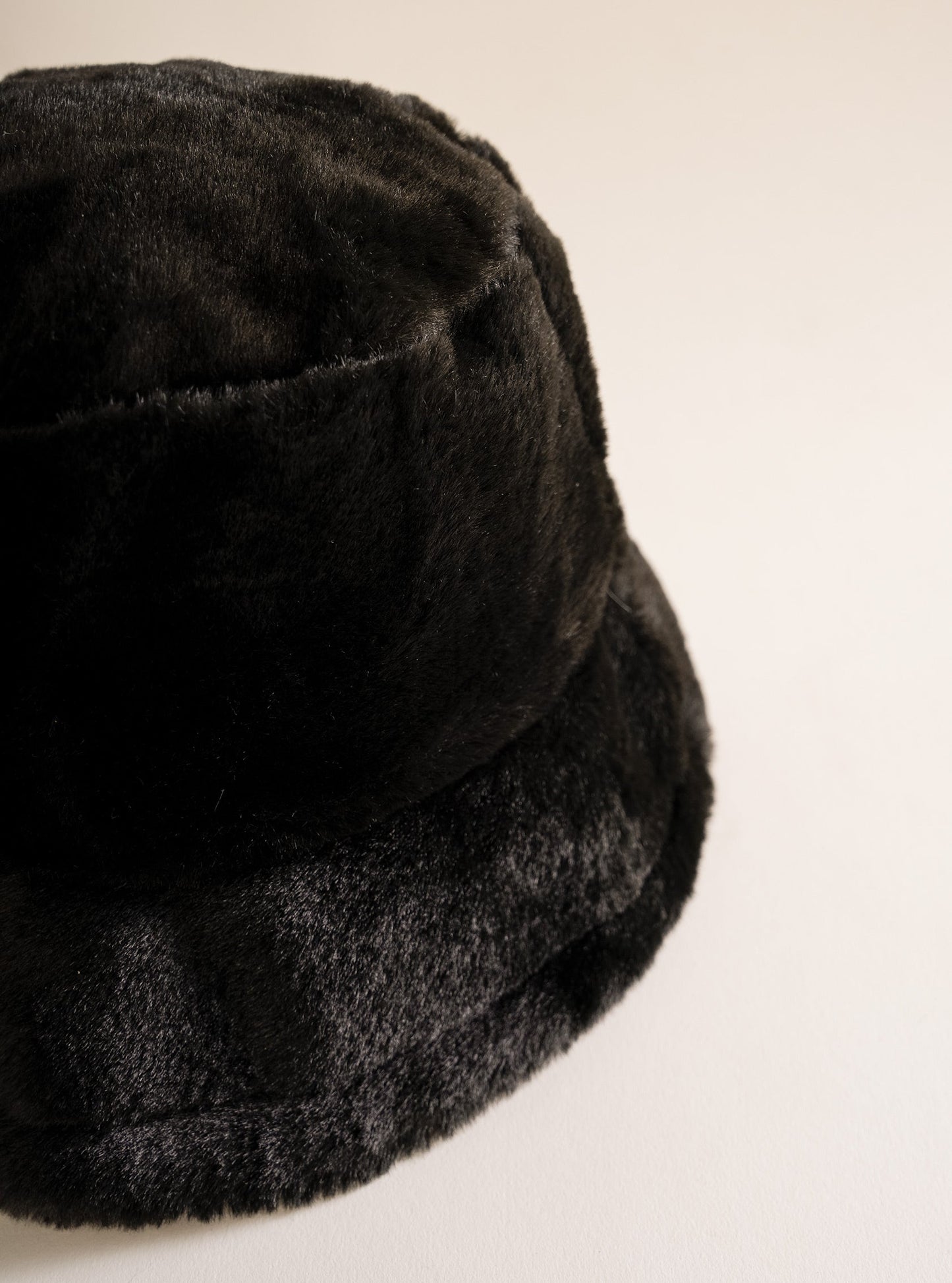 Plush Fuzzy Bucket Hat, Negro