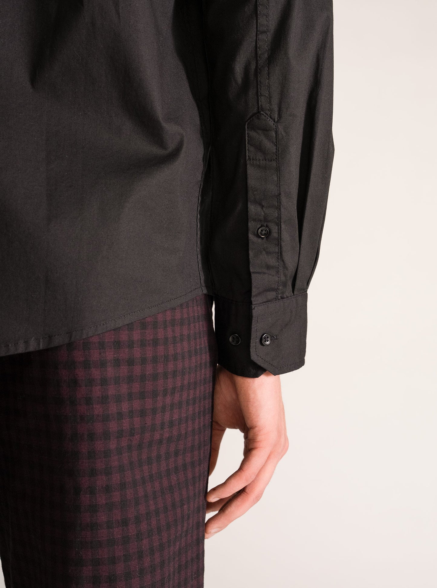 Bright Eyed Shirt, Negro