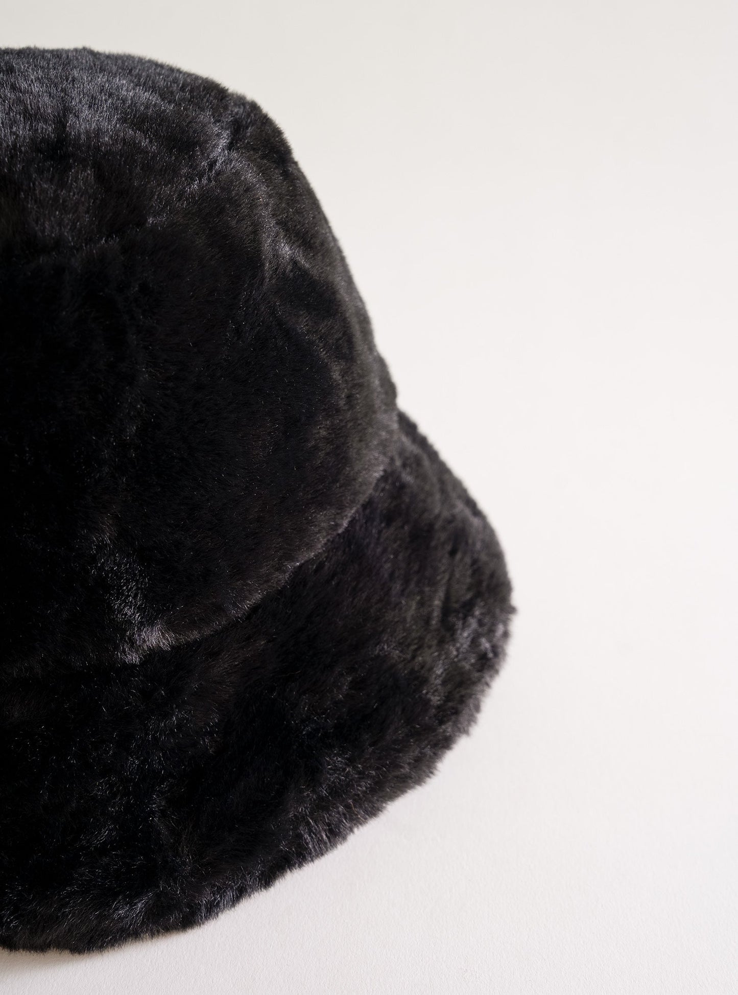 Plush Fuzzy Bucket Hat, Negro