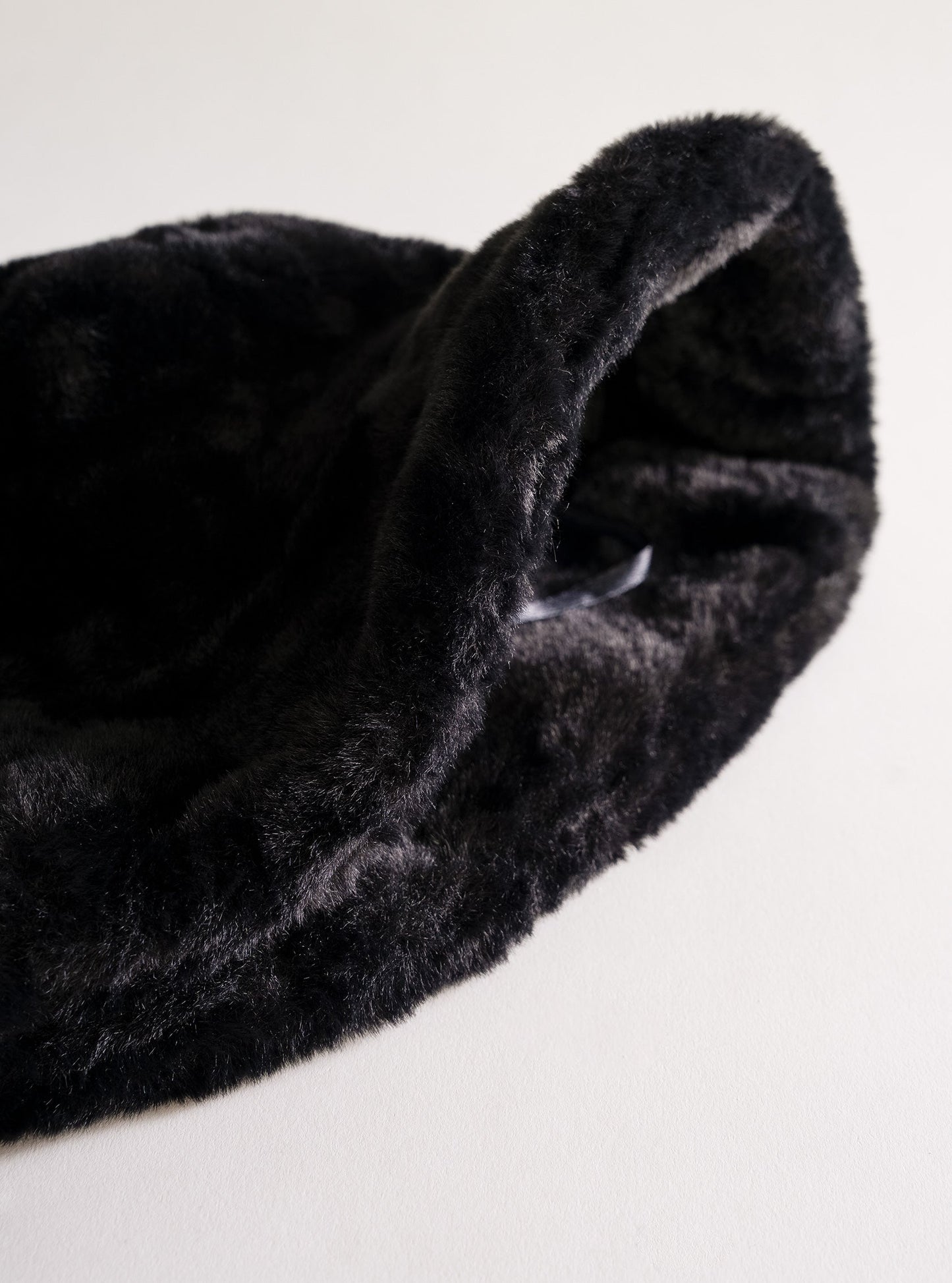 Plush Fuzzy Bucket Hat, Negro