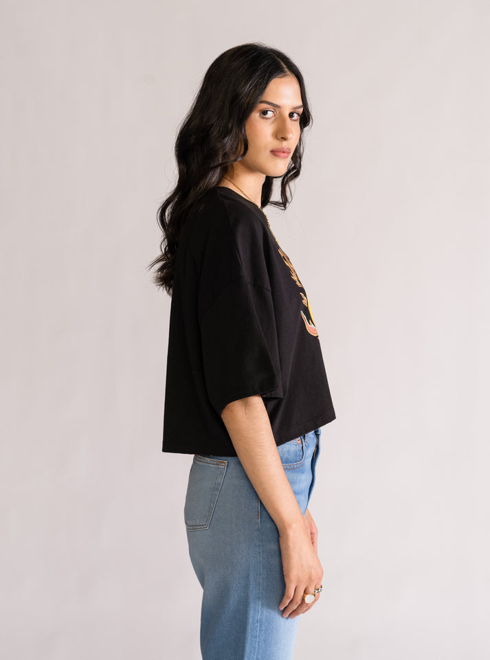 Smashing Fire Cropped Playera, Negro